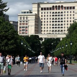 MOSCOW, RUSSIA - JUNE 12, 2020: People walk in Moscow's Alexander Garden on Russia Day. Moscow ends self-isolation regime, digital pass system from June 9. Anton Novoderezhkin/TASS

Ðîññèÿ. Ìîñêâà. Ãîðîæàíå â Àëåêñàíäðîâñêîì ñàäó â Äåíü Ðîññèè. Ñ 9 èþíÿ â ñòîëèöå áûë îòìåíåí ðåæèì ñàìîèçîëÿöèè, ïðîïóñêíîé ðåæèì è ãðàôèê ïðîãóëîê. Âñå, âêëþ÷àÿ ëþäåé ñòàðøå 65 ëåò è ñòðàäàþùèõ õðîíè÷åñêèìè çàáîëåâàíèÿìè, ìîãóò áåç îãðàíè÷åíèé âûõîäèòü íà óëèöó è ïîñåùàòü îáùåñòâåííûå ìåñòà. Àíòîí Íîâîäåðåæêèí/ÒÀÑÑ